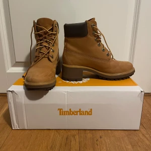 Timberlands skor med klack - Timberlands skor med klack i storlek 36! Kommer med låda. Rätt gott skick, små defekter på nosen av skorna och där ban från användning vilket är 3-5 gånger. Det är vattentät läder, wheat nubuck. Klacken är 5cm! Köpta för 1499kr ett par år sen. Kontakta mig om ni har några frågor :)