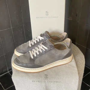 Brunello Cucinelli skor  - Sjukt snygga BC skor, ny pris ca 9000kr slutsålda. Storlek 42 kan även passa 43. Finns två små defekter men tänks ej på vid användning. Og medföljer , vid frågor är det bara att höra av sig. Allt gott!