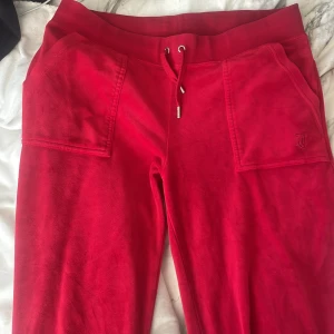 Juicy byxor röda - Säljer dom pga att jag inte använder dom längre, dom är som nya inte förstörda eller liknande, skriv för mer bilder❤️