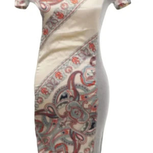 Mönstrad klänning från Pinko - Snygg klänning från Pinko i SIDEN blandning med ett färgglatt mönster i rött, blått och beige. Klänningen har korta ärmar och en unik design med asymmetriska mönsterdetaljer. Perfekt för dig som vill sticka ut!