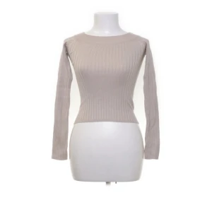 Beige ribbad tröja från Gina Tricot - Säljer en  beige ribbad tröja från Gina Tricot. Hör av dig om du vill ha fler bilder eller vid andra frågor💕