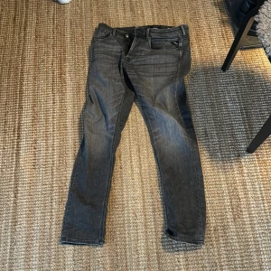 Grå jeans från Replay - Snygga grå jeans från Replay med en slim passform. De har en klassisk femficksdesign och dragkedja. Perfekta för en stilren look. Använda 3 gånger. Inga defekter! Midja storlek 31 längd storlek 32