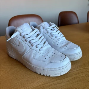 Vita Nike Air Force 1 - Nike Air Force 1 i storlek 42.5 (se andra storlekar på sista bilden). Använda fåtal gånger - fortfarande i bra skick! Nypris 1200, pris kan diskuteras!