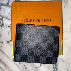 Rutig Plånbok - En snygg rutig plånbok, med fina detaljer, skriv gärna om mer bilder eller frågor.  