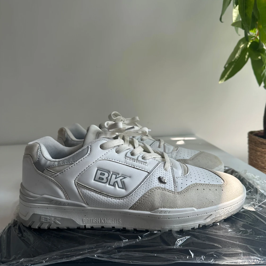 Vita sneakers från British Knights 44 