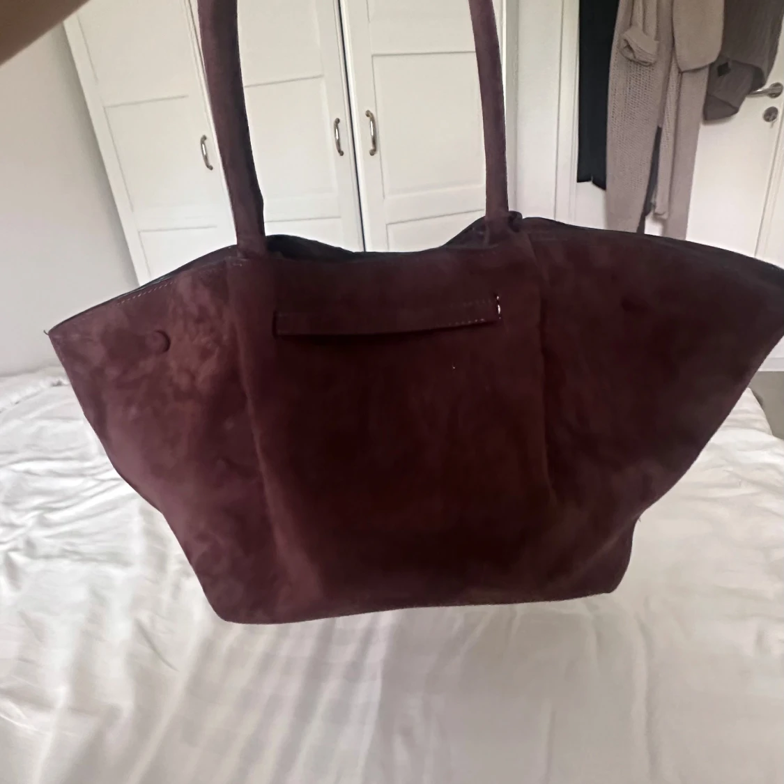 Brun mocka axelväska med gulddetalj - 3