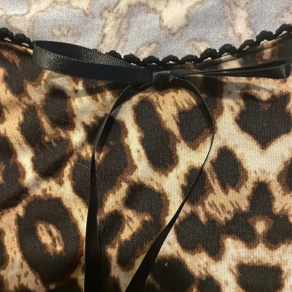 Leopardmönstrad topp med rosett - 1