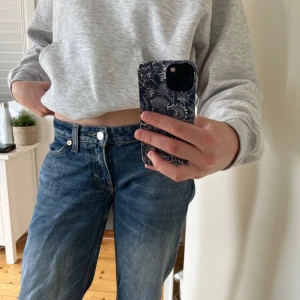 Lågmidjade jeans - Säljer ett par jeans med låg midja och raka ben från Weekday i märket arrow.