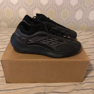 Yeezy 700 V3 Alvah  - Yeezy 700 V3 Alvah  Använda några gånger Säljer för de inte passar mig längre Kommer med låda och är i väldigt bra skick De lyser i mörkret  Pris kan diskuteras