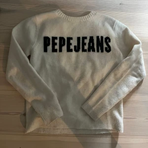 Pepe jeans tröja - Intressekoll! Fläck på armen, osäker på om den går bort i tvätten. 💖krämvit färg med marinblå text. Pris går att diskutera.