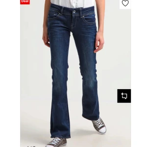 G-STAR jeans - Ett par jättesnygga jeans ifrån G-star. De är använda väldigt sparsamt. Den enda defekten visas på den sista bilden, då det är lite slitet vid ena änden av benet. Modellen är midwaist och bootcut men jag upplever dom mer som low waist. De går att justera storleken på midjan där bak. Nypris är 1345kr. Priset går att diskuteras.
