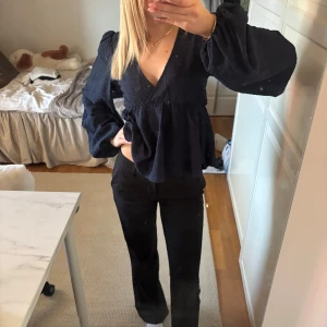 Svarta kostymbyxor med rak passform - Säljer ett par kostymbyxor från BikBok i modellen Vera. Är i ett superbra skick och storlek 34💕