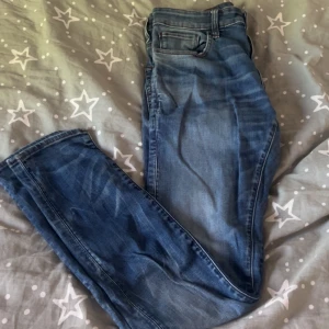 G-star raw jeans - Säljer ett par g-star raw slim jeans. Jeansen har en slim passform och subtila slitningar för en avslappnad look. Perfekta till vardags och passar till det mesta. Sköna och stilrena! Storlek 30/32
