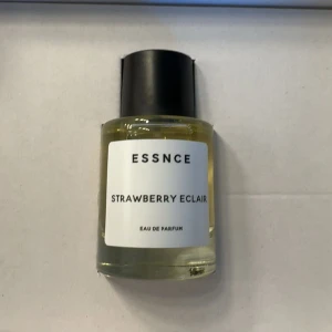 Essnce parfym - En parfym från essnce i doften strawberry eclair. Säljer då den ej föll mig i smaken. Endast användt ett spray för att känna lukten😊
