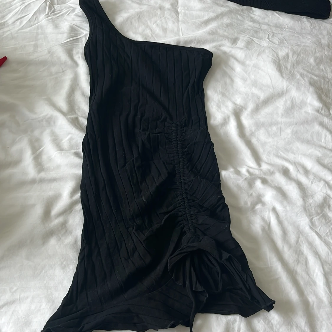 Svart one shoulder kortklänning H&M