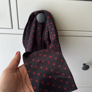 Svart halsduk med röda prickar - Used but in good condition 