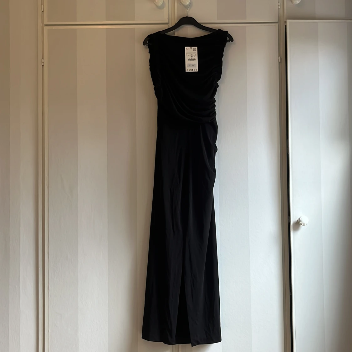 Svart långklänning med drapering - 1