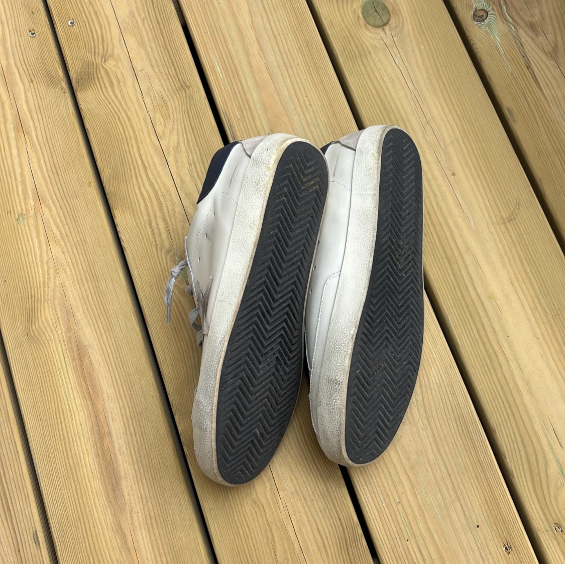 Vita sneakers från Golden Goose med grå stjärna - 3