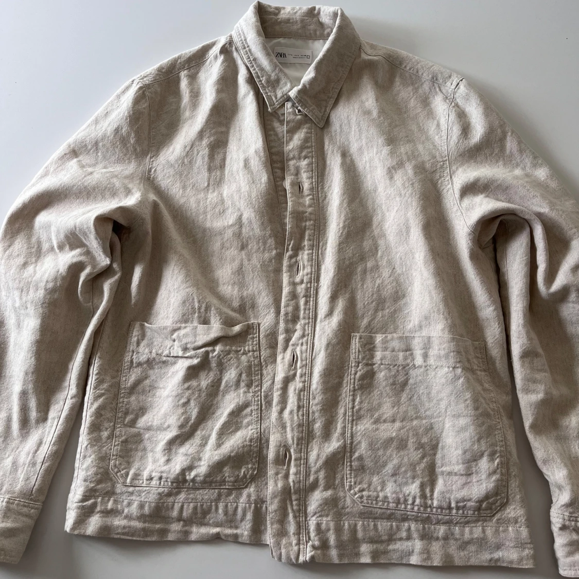 Beige overshirt med knappar - 2