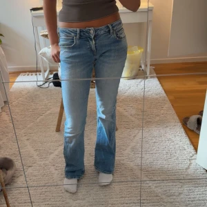 Ljusblå bootcut jeans - Lågmidjade pepe jeans köpta i Rom för ca 1300kr, storlek 25:32!💞💞