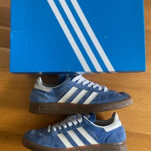 Adidas Spezial - Feta blåa Adidas Spezial i fint skick. Storlek 42, skriv om du har några frågor!