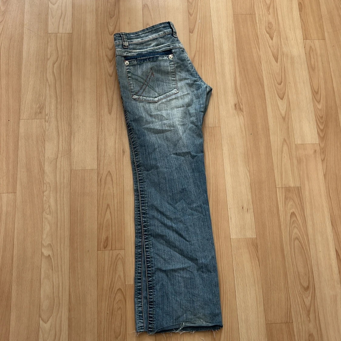 Blå bootcut jeans med rå kant - 2