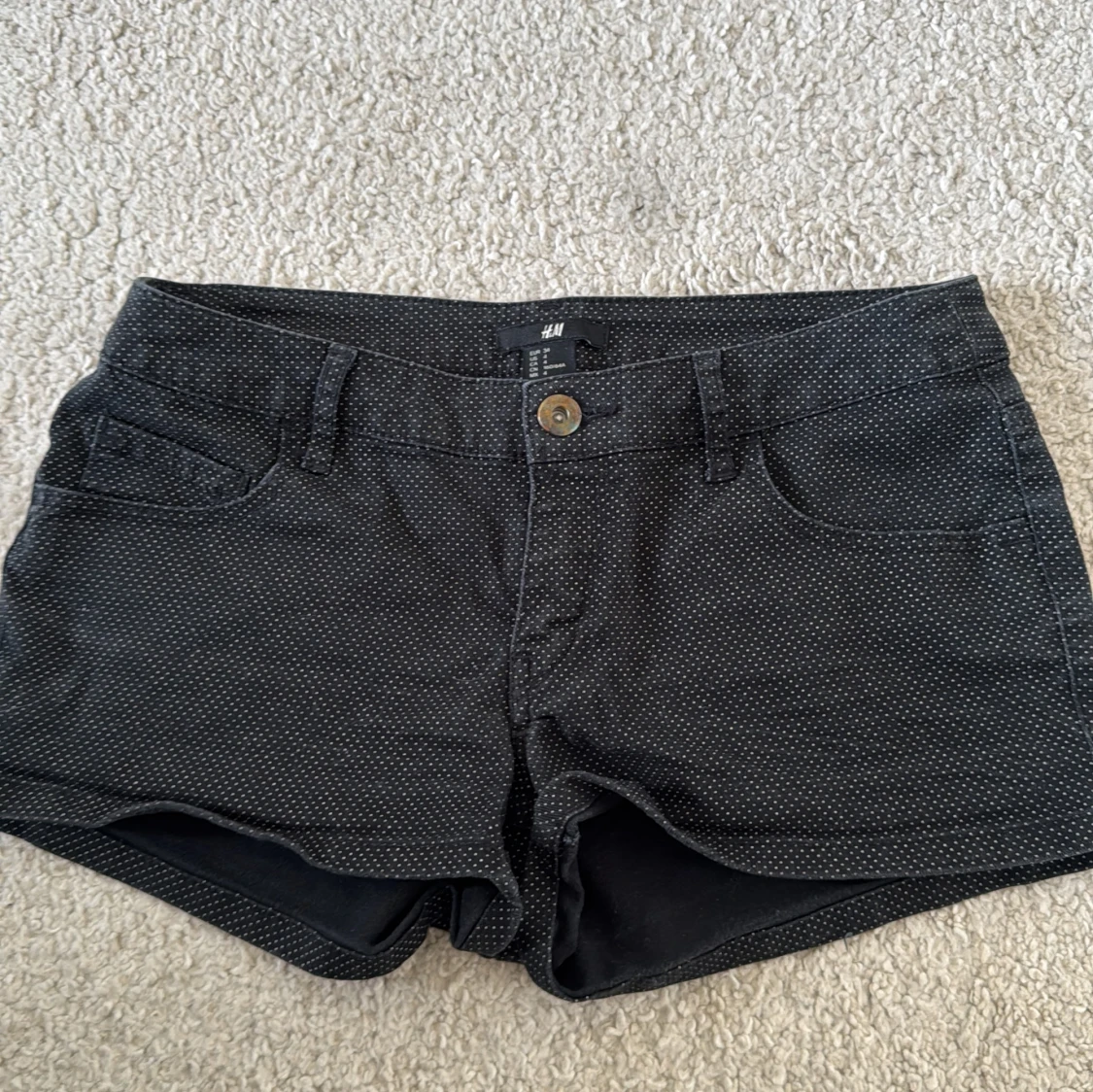Svarta prickiga shorts från H&M - 3