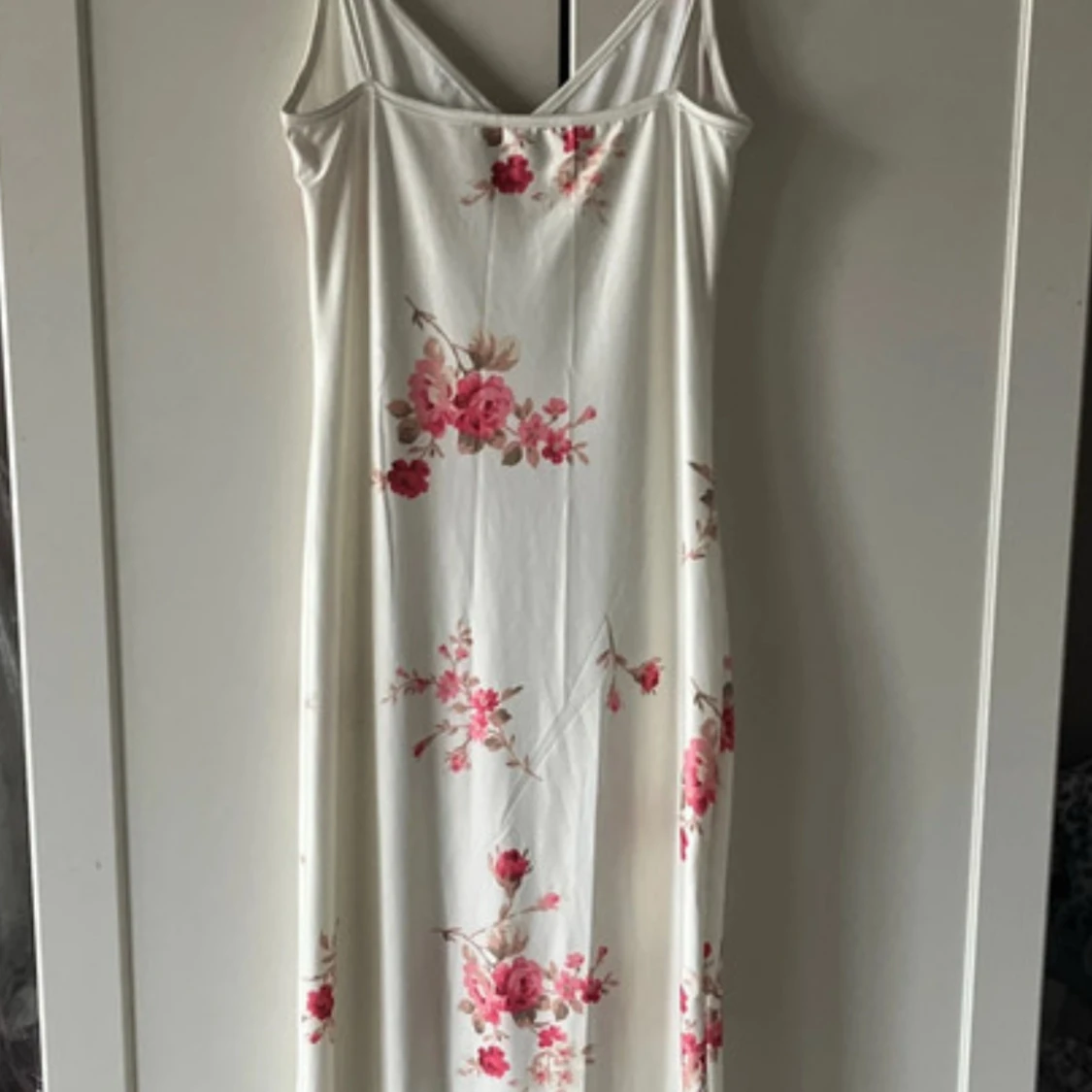 Vit blommig långklänning med smala axelband - 1