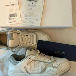 Dior b27 low sneakers - Säljer mina dior b27 i väldigt gott skick, köpts i Frankrike för 940€ vilket motsvarar 10500kr ungefär, storlek 43, kvitto och allt medföljer