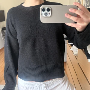 & Other stories - Svart stickad tröja, super bra material och kvalitet. Storlek S! Skriv vid bilder eller frågor.