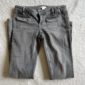 Grå lågmidjade jeans från Gina Tricot - Säljer ett par grå lågmidjade jeans från Gina Tricot.
