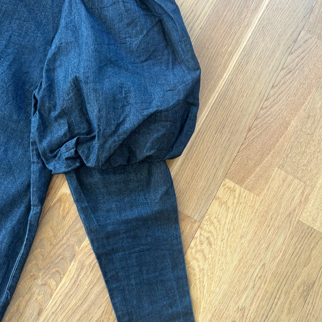 Svartgrå klänning med puffärmar från Co'couture - 3