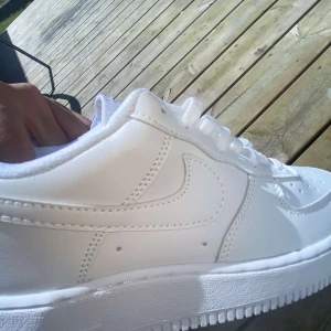 Air force 1 vita, nya. - Hej! Jag säljer mina nya vita air force, jag säljer påp grund av det passar inte min stil. Om ni har frågor ba skrev till.
