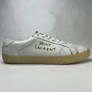 Saint Laurent vita sneakers - Vita sneakers från Saint Laurent riktiga som ni ser här på bilden. Feta till sommaren 