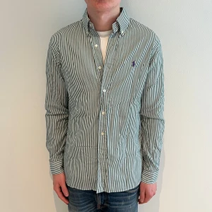 Ralph lauren skjorta - Ralph lauren skjorta | Skick: 9,5/10 | M | Fraktar via postnord eller instabox på köparens bekostnad | Hör av dig vid minsta fråga eller fundering! 