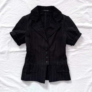 office siren kortärmad kavaj  - figursydd kritstrecksrandig y2k blus 🪽