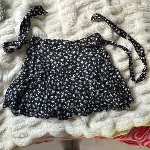 Svart Zara Skort  - Bra kvalitet, man kan ta av bältet. 