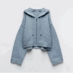 Ljusblå stickad hoodie från zara - Supermysig ljusblå stickad hoodie med dragkedja och snörning i huvan. Croppad modell med ribbade muddar och långa ärmar. Från zara,säljs inte längre 🥰🥰står storlek M-L men passar S-L