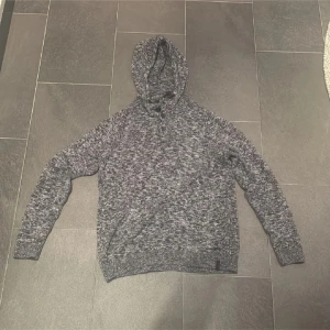 Hoodie med knappar - 9/10 skick | skriv för frågor elr funderingar