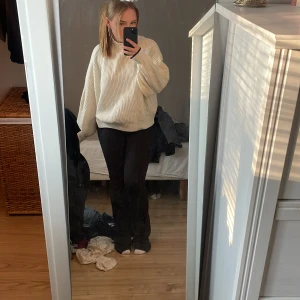 Vit stickad polotröja från Zink - Säljer en vit stickad polotröja från Zink i storlek S. Tröjan har en hög polokrage, breda ärmar och svart kant längst ner. Perfekt för lager-på-lager och enkel att styla till olika outfits.