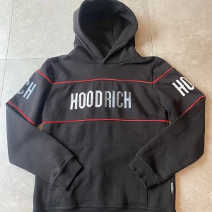 Hoodrich hoodie - Svart hoodrich hoodie. Oanvänd. Storlek 13-15 XL i barn/ungdom men skulle passa XS/S. 