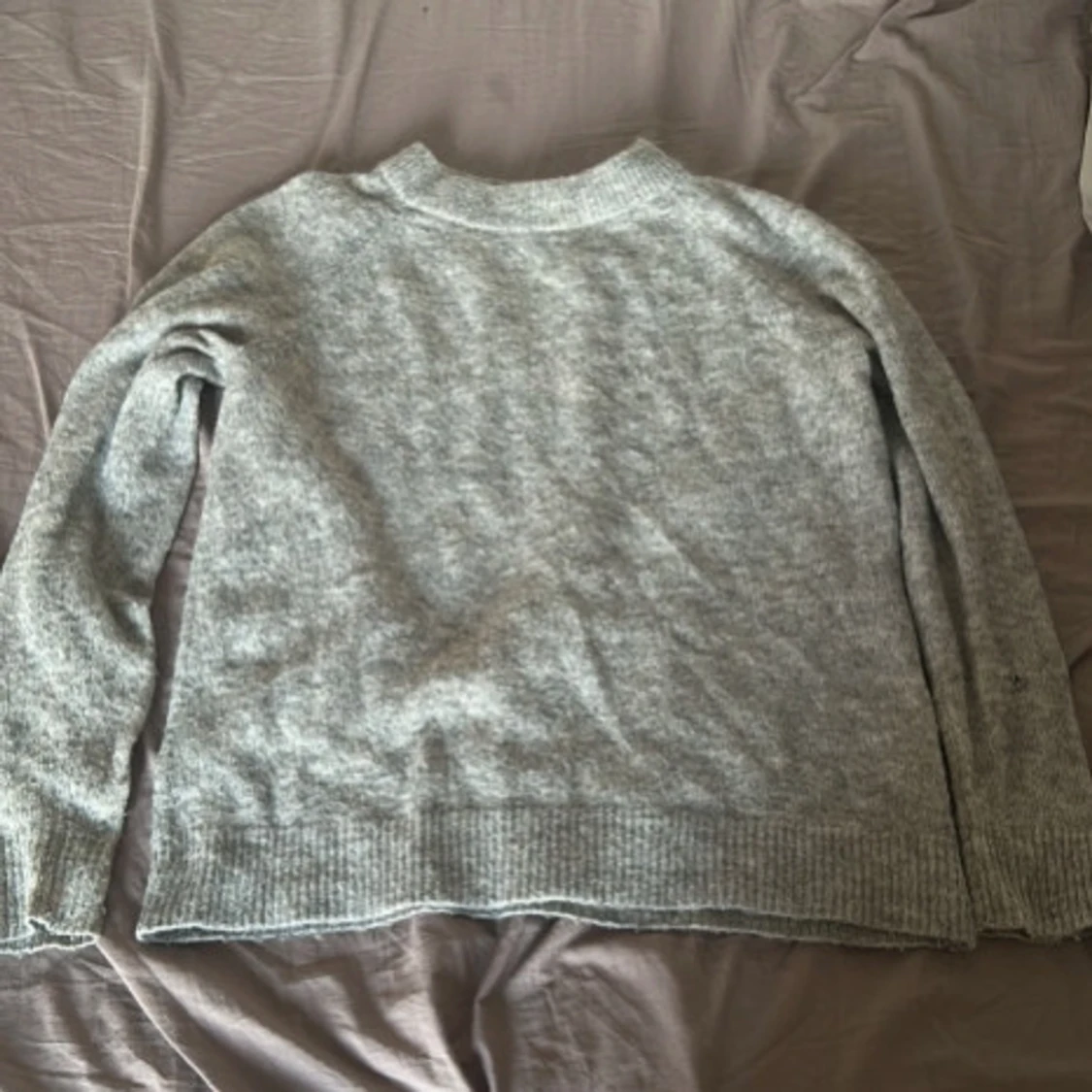 Grå stickad tröja