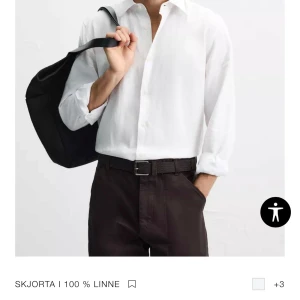 Vit linneskjorta Zara (aldrig använd) - Klassisk vit linneskjorta från Zara. Perfekt för en avslappnad men stilren look.