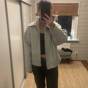 Kappa - Lägger ut igen pga oseriösa köpare Jättefin kappa från NA-KD som är slutsåld på hemsidan. Säljer för den inte kommer till användning längre, den är sparsamt använd💕💕