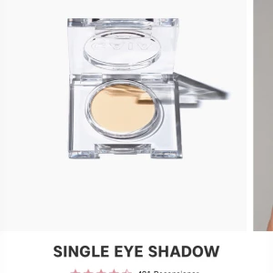 Matt ögonskugga MYKONOS från CAIA - Säljer en matt ögonskugga från CAIA i nyansen MYKONOS. Färgen är ljus beige, perfekt för en naturlig look eller som bas på ögonlocket. Nypris 175:-. Endast swatchad 🩷