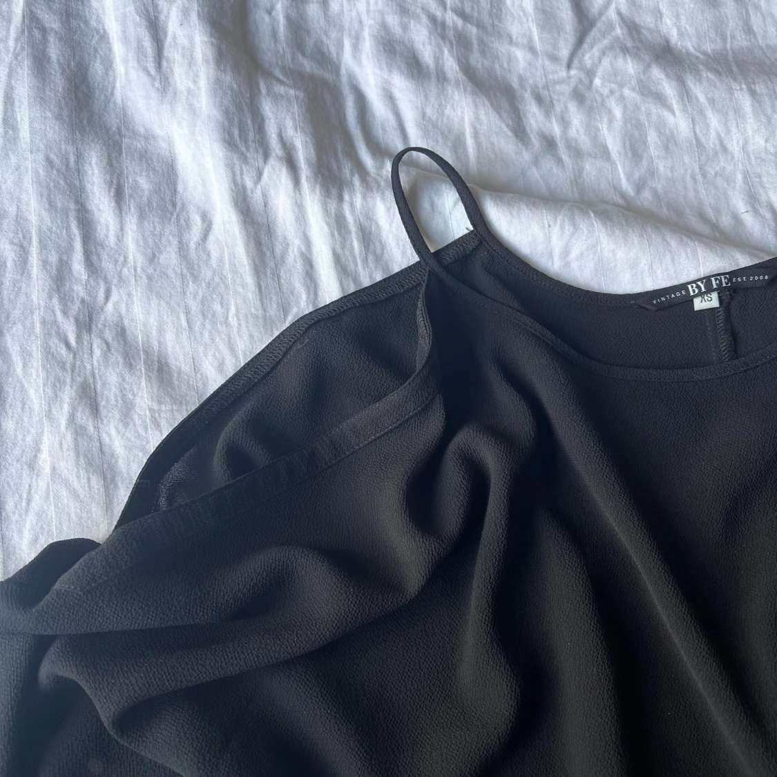 Svart kort klänning BY FE - 2