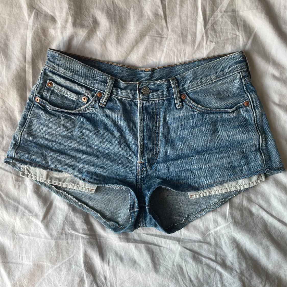 Levi's ljusblå jeansshorts - 2