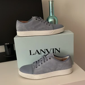Ljusblåa Lanvins  - Säljer ett par stilrena ljusblå sneakers från Lanvin. Skick är 9,5/10, bara använt 1-2 gånger. Perfekta nu till sommaren