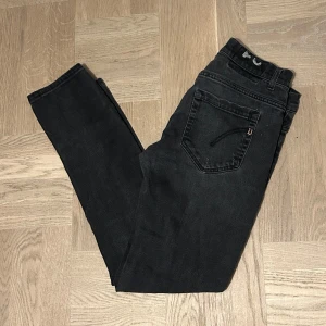 Dondup George 31 - Säljer nu dessa riktigt feta dondup George jeans i storlek 31. De är i fint skick! Hör av dig om du har funderingar!🙌🏼
