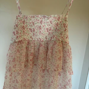 Sommartopp Gina Tricot - Superfin sommartopp med ett färgglatt mönster som passar perfekt till sommaren💕den är i väldigt bra skick och har inte använts, köptes för 249 kr🥰